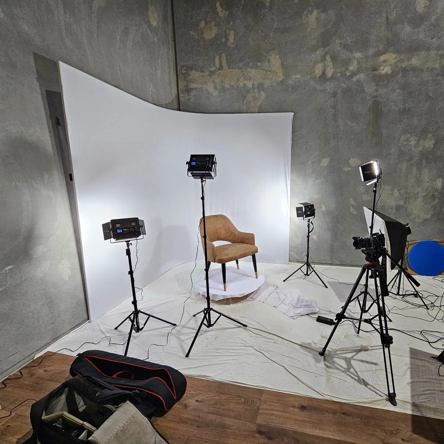 EasiFrame Curved Self-Supporting Portable Studio Infinity-Cove Cyclorama Background Kit V2 for Video and Photography - White